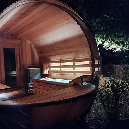 Le Domaine De Pivette Chambre Climatisee Et Insolite Avec Terrasse Privative Avranches Quarto foto